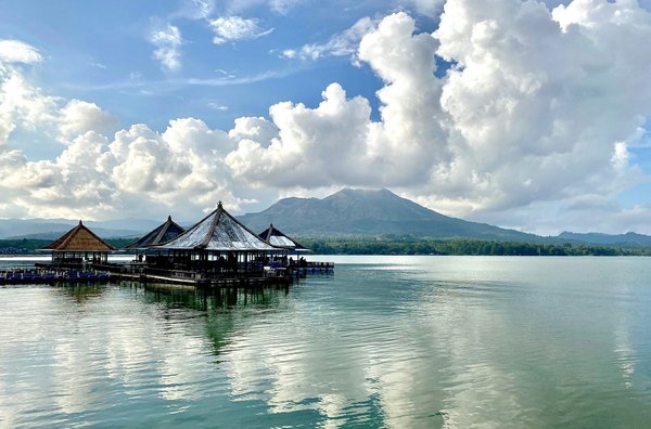 Quels sont les avantages de l'utilisation de la réalité virtuelle pour les jeux de formation en gestion des crises humanitaires?